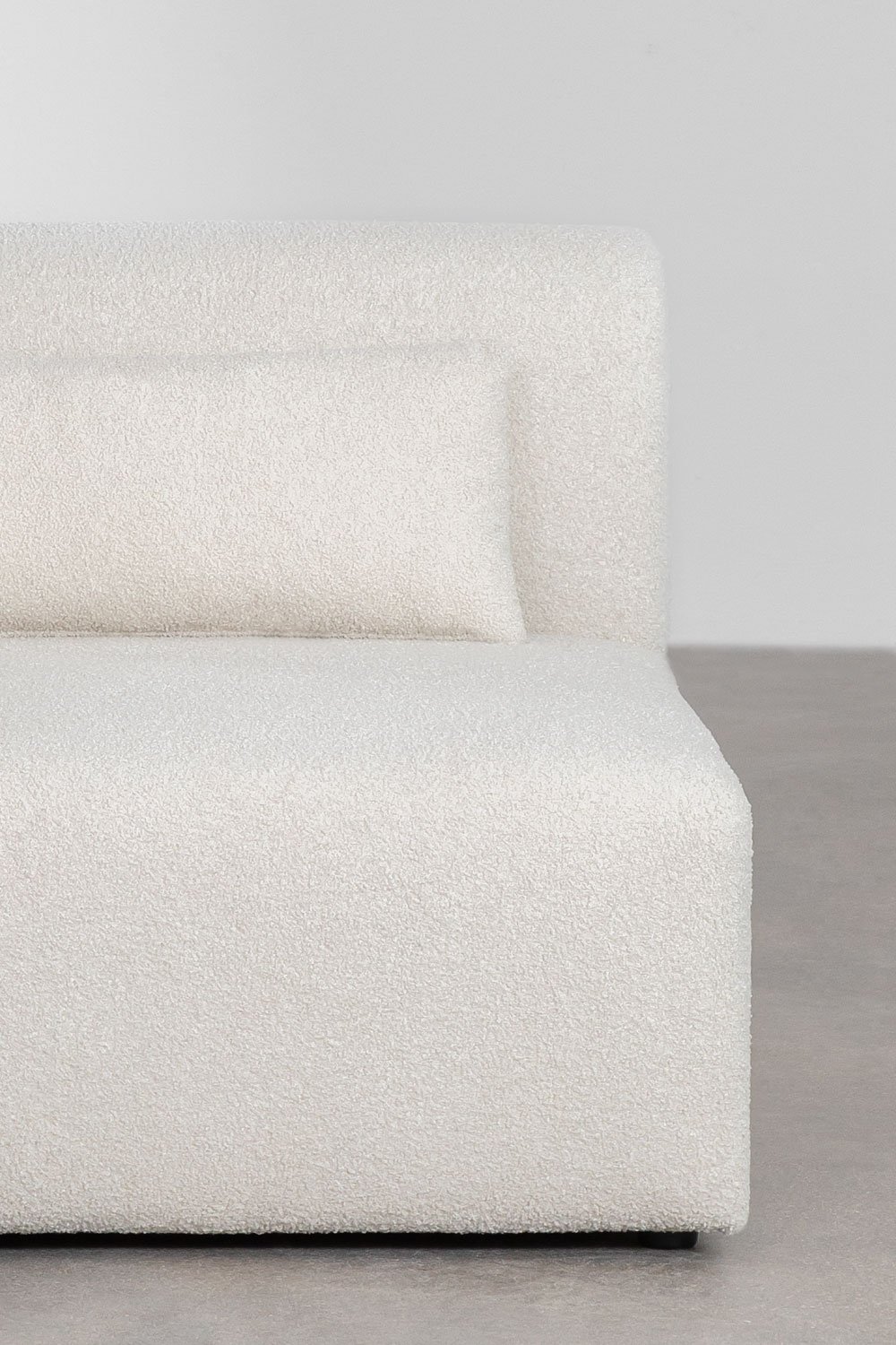 Sofà modulare a 2 pezzi con 2 pouf triangolari in tessuto bouclé Borjan