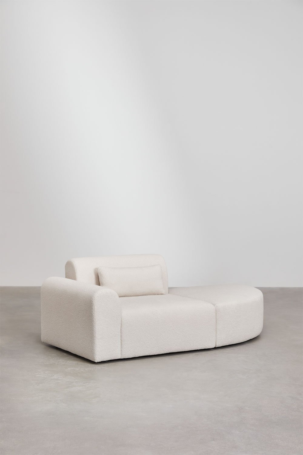 Divano componibile angolare sinistro in un unico pezzo con pouf triangolare in shearling Borjan