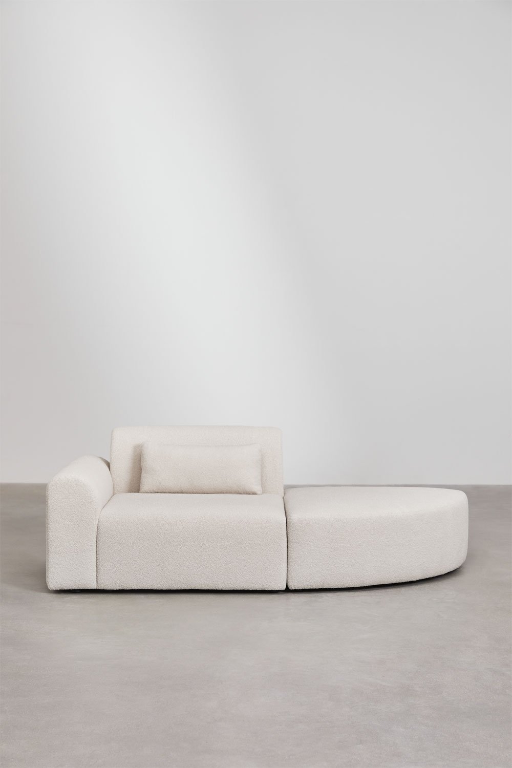 Divano componibile angolare sinistro in un unico pezzo con pouf triangolare in shearling Borjan