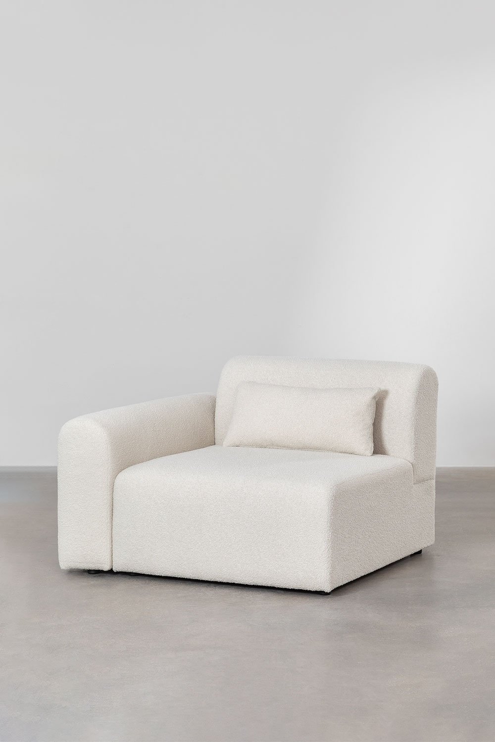 Divano componibile angolare sinistro in un unico pezzo con pouf triangolare in shearling Borjan