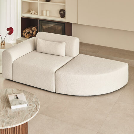 Divano componibile angolare sinistro in un unico pezzo con pouf triangolare in shearling Borjan