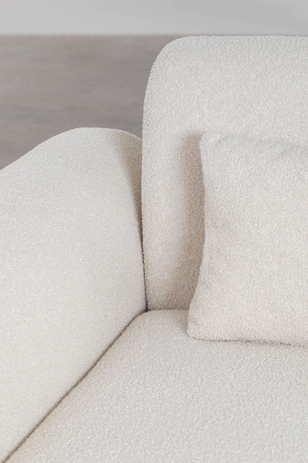 Divano componibile angolare sinistro in un unico pezzo con pouf triangolare in shearling Borjan