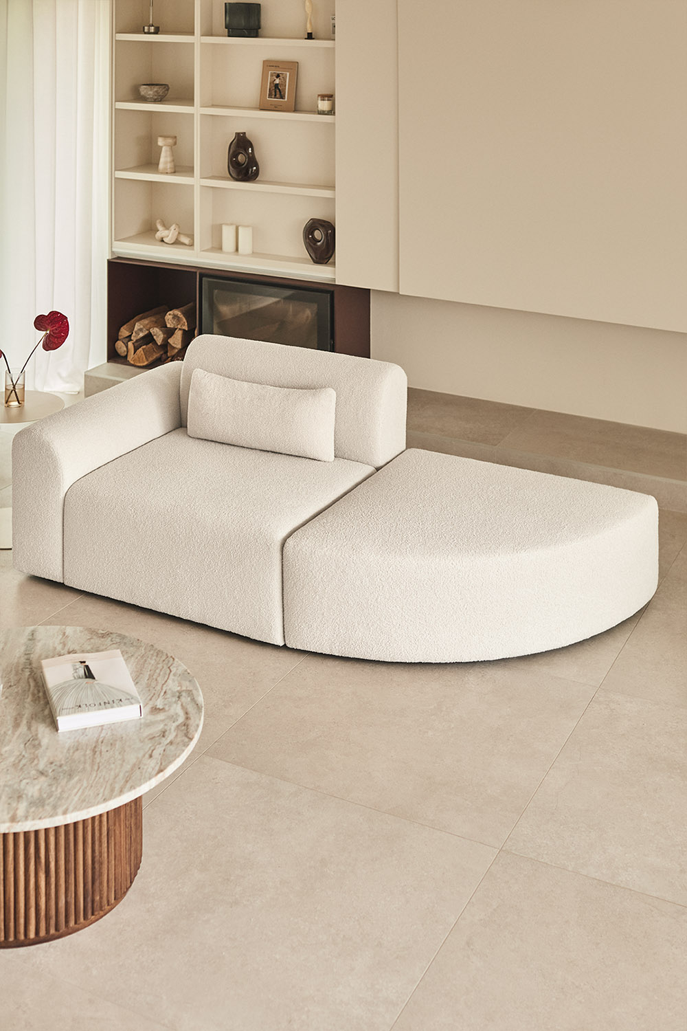 Divano componibile angolare sinistro in un unico pezzo con pouf triangolare in shearling Borjan