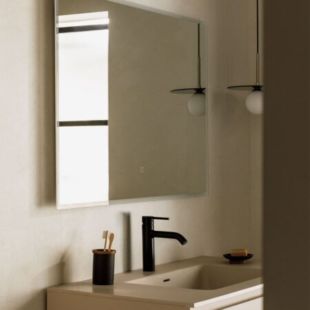 Specchio da bagno rettangolare con luce LED e antiappannamento Tamsin