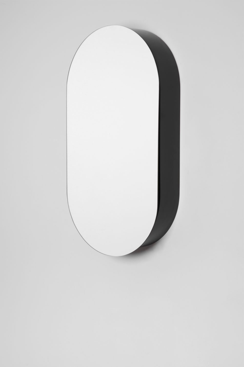 Specchio da parete ovale per il bagno Oricsa con contenitore (50x90 cm)