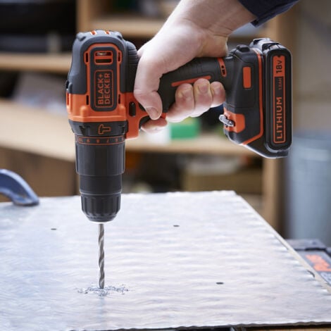 Trapano a percussione a batteria - 18 V - 1,5 Ah - 2 velocità - 104 accessori - Fornito in cassetta portautensili (BDCHD18S1KA-QW)