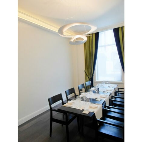 Grande cornice ispirata alla forma dell'uovo C901