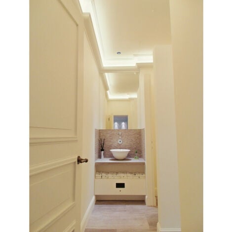 Grande cornice ispirata alla forma dell'uovo C901