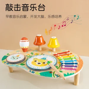 Tavolo attività musicale in legno con tamburi, piano e piatti per la prima infanzia